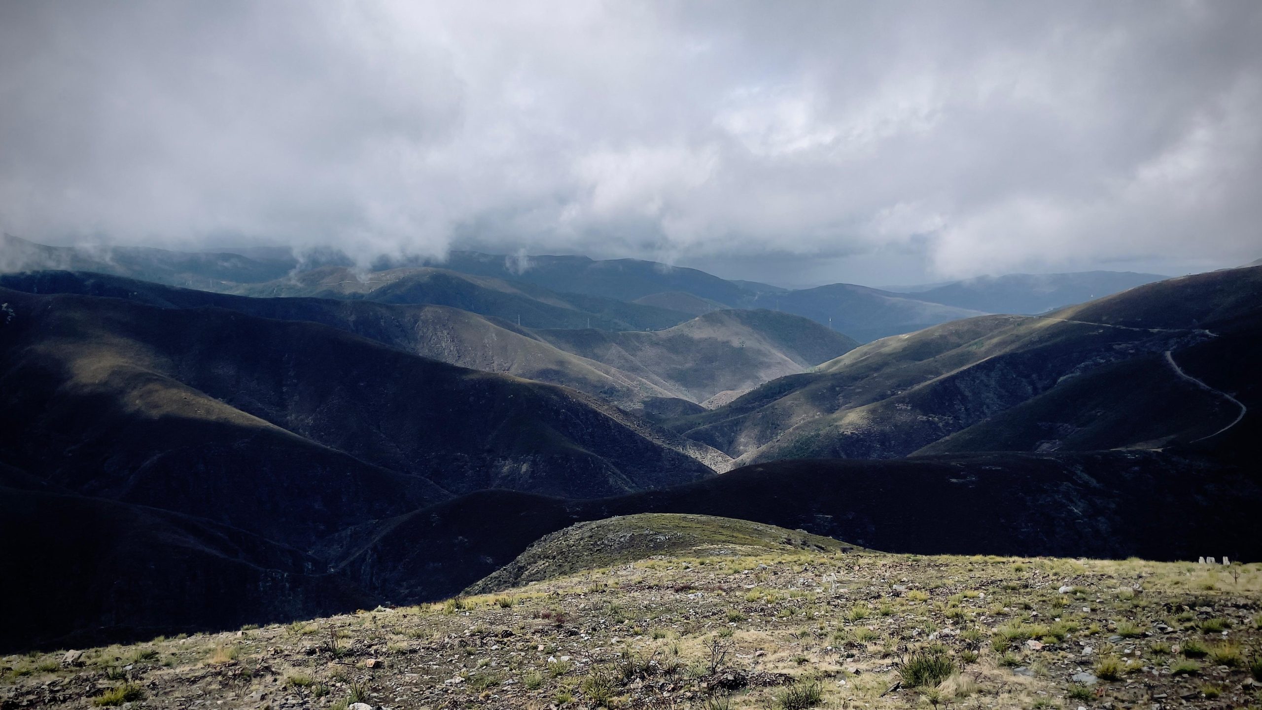 Paisagem montanhosa do maciço da Gralheira, orientada para as Montanhas Mágicas, usada como imagem principal do projeto cinematográfico SÉP7IMO