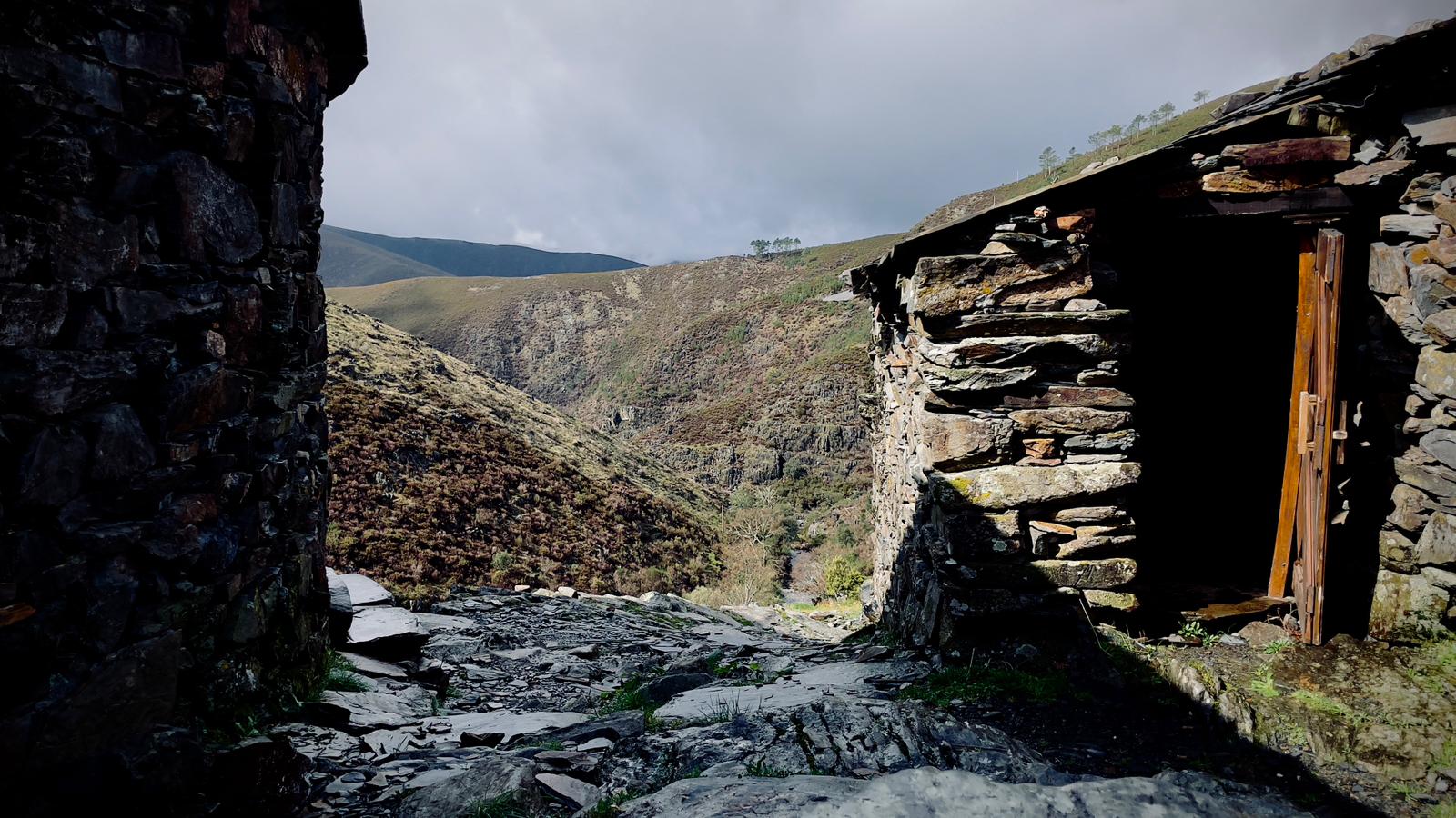 Fotografia da aldeia de Drave, em Arouca, com construções em xisto e vista para o vale montanhoso, usada na secção O Embate do Instinto do projeto SÉP7IMO